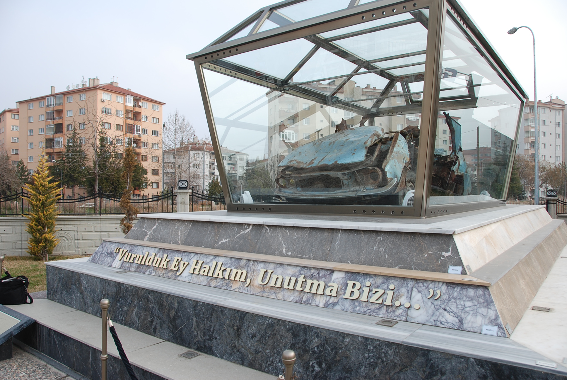 Uğur Mumcu’nun suikasttan kalan arabası, Büyükerşen tarafından alınıp bir parka konmuş.