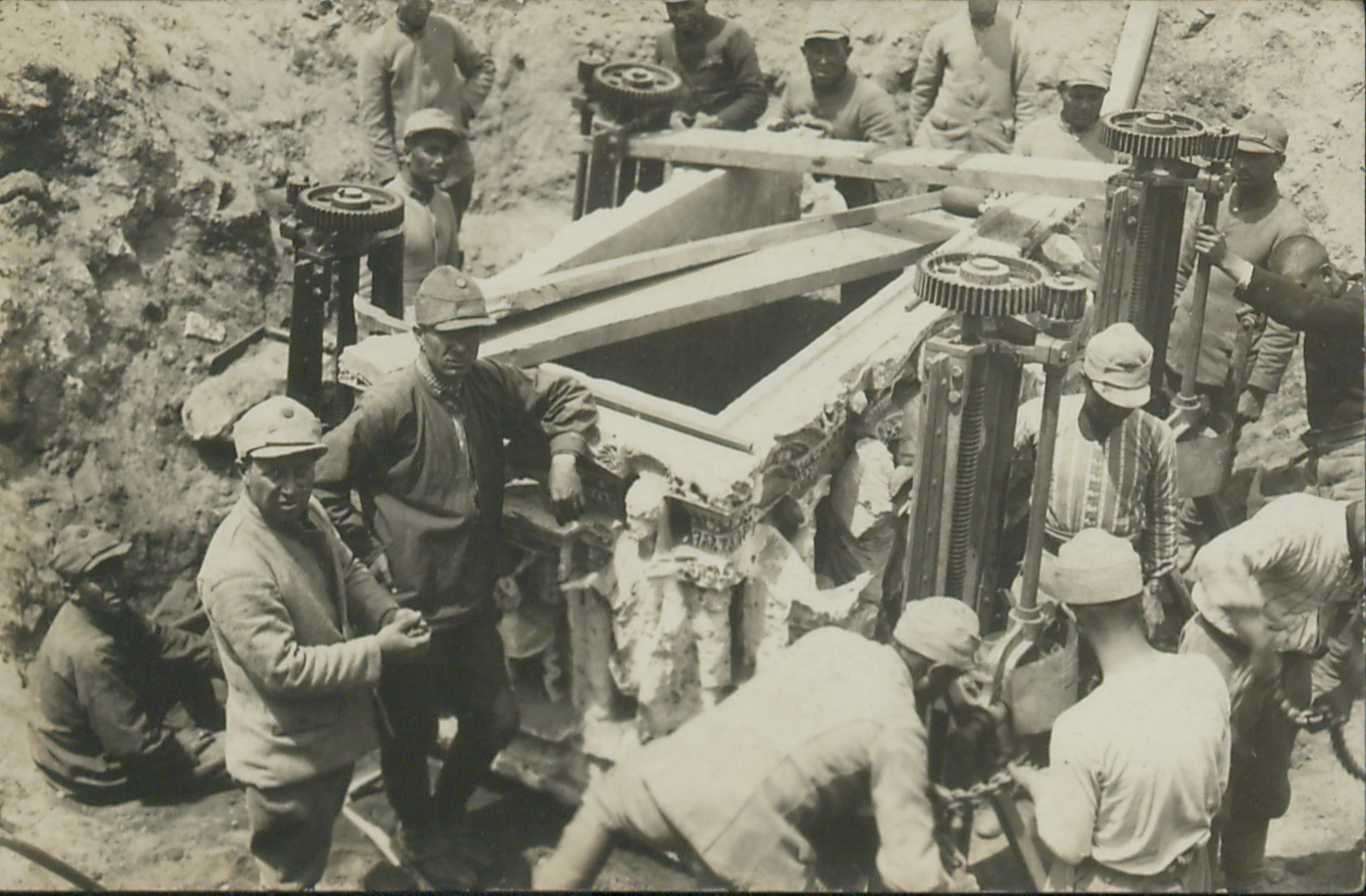 Hafriyat sırasında işçiler tarafından bir lahitin çıkarılma anı, Aziz Ogan Koleksiyonu