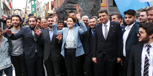 Akşener, beraberindeki partililerle birlikte Beşiktaş'taki Kartal Heykeli önünde basın mensuplarına 'kartal pençesi' pozu verdi. (DHA)