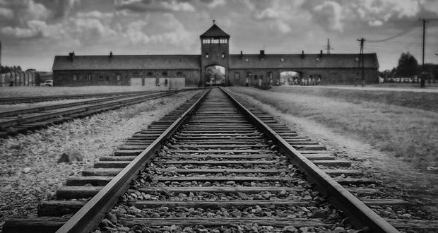 Auschwitz'in yanı başındaki Birkenau toplama kampına hareket eden ölüm katarları için yapılan demiryolu