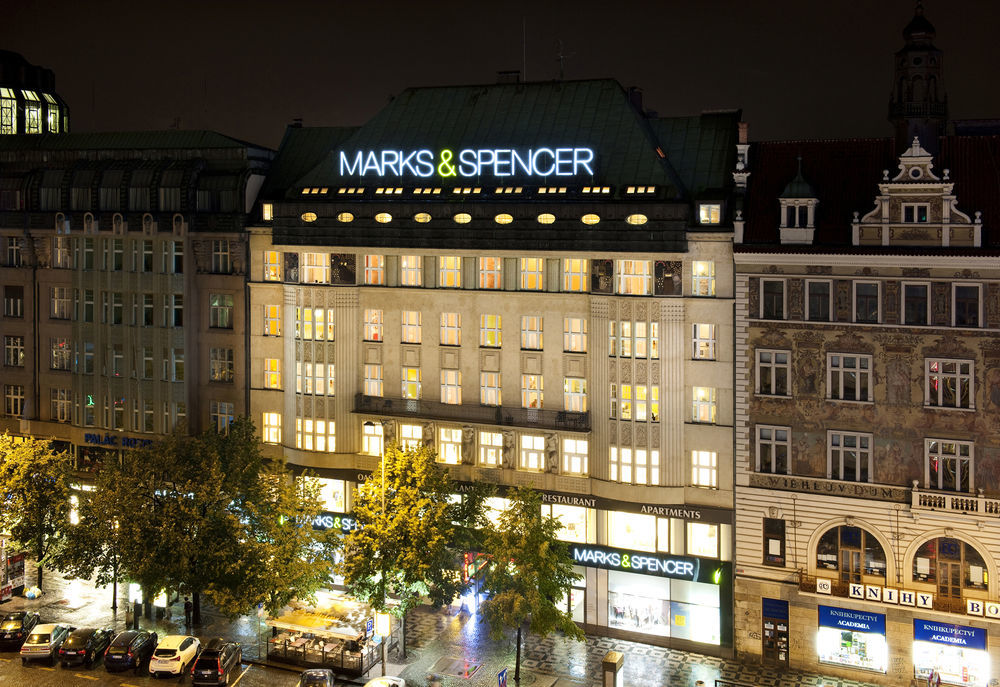 Wenceslas Meydanı'nda, şimdi Marks & Spencer mağazası olan binanın, Vaclac Havel'in tarih yazdığı balkonunu arıyor gözüm