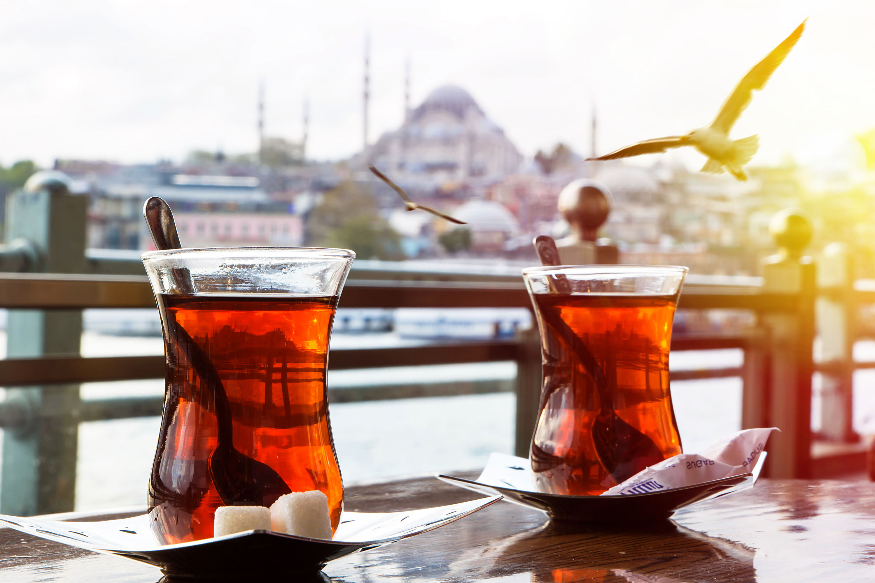 Dünyanın en çok çay içilen dördüncü ülkesinde yeni kuşaklar yerli çay yerine ithal kahveye yöneliyor...