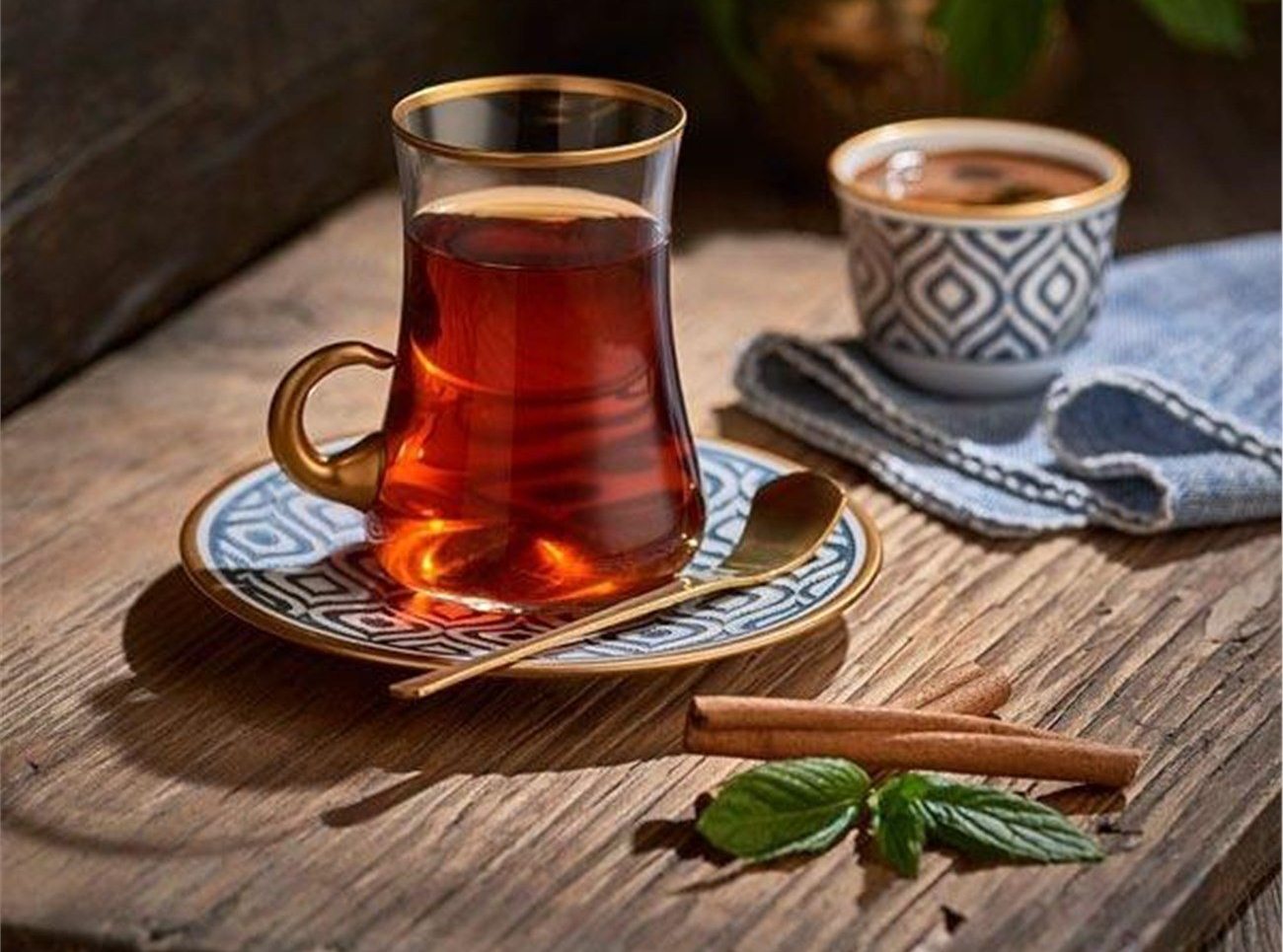 Koleksiyon ve nude gibi markaların harika çay bardakları, çayın kahveye kaptırdığı mevzilerini geri getirmiyor...