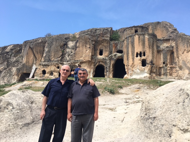 Kaya mağaraların önünde Ahmet İlaslı hocayla