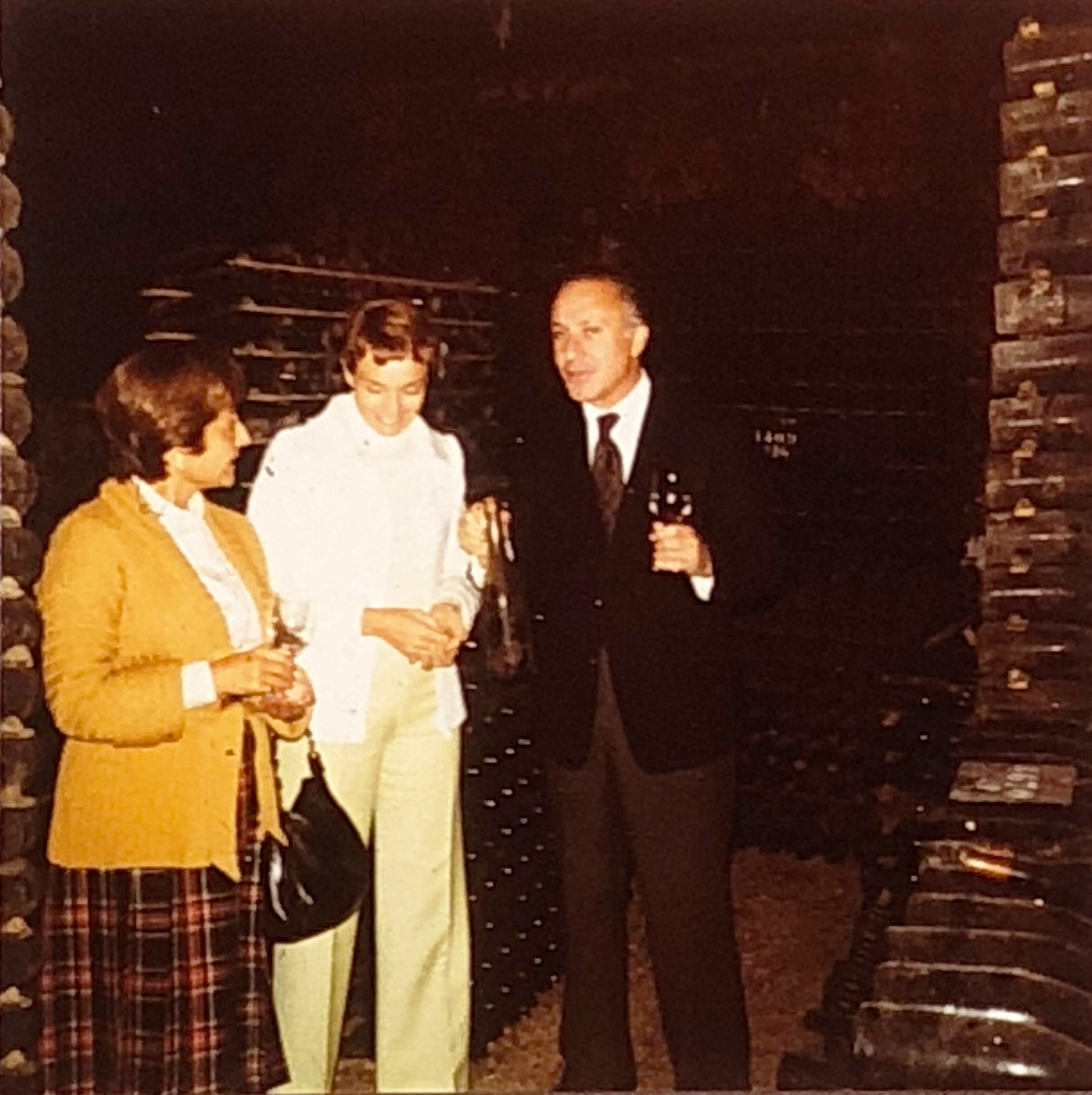 Şefik Fenmen  ve eşi, dünyanın en değerli şarabı Romanee-Conti'nin mahzeninde