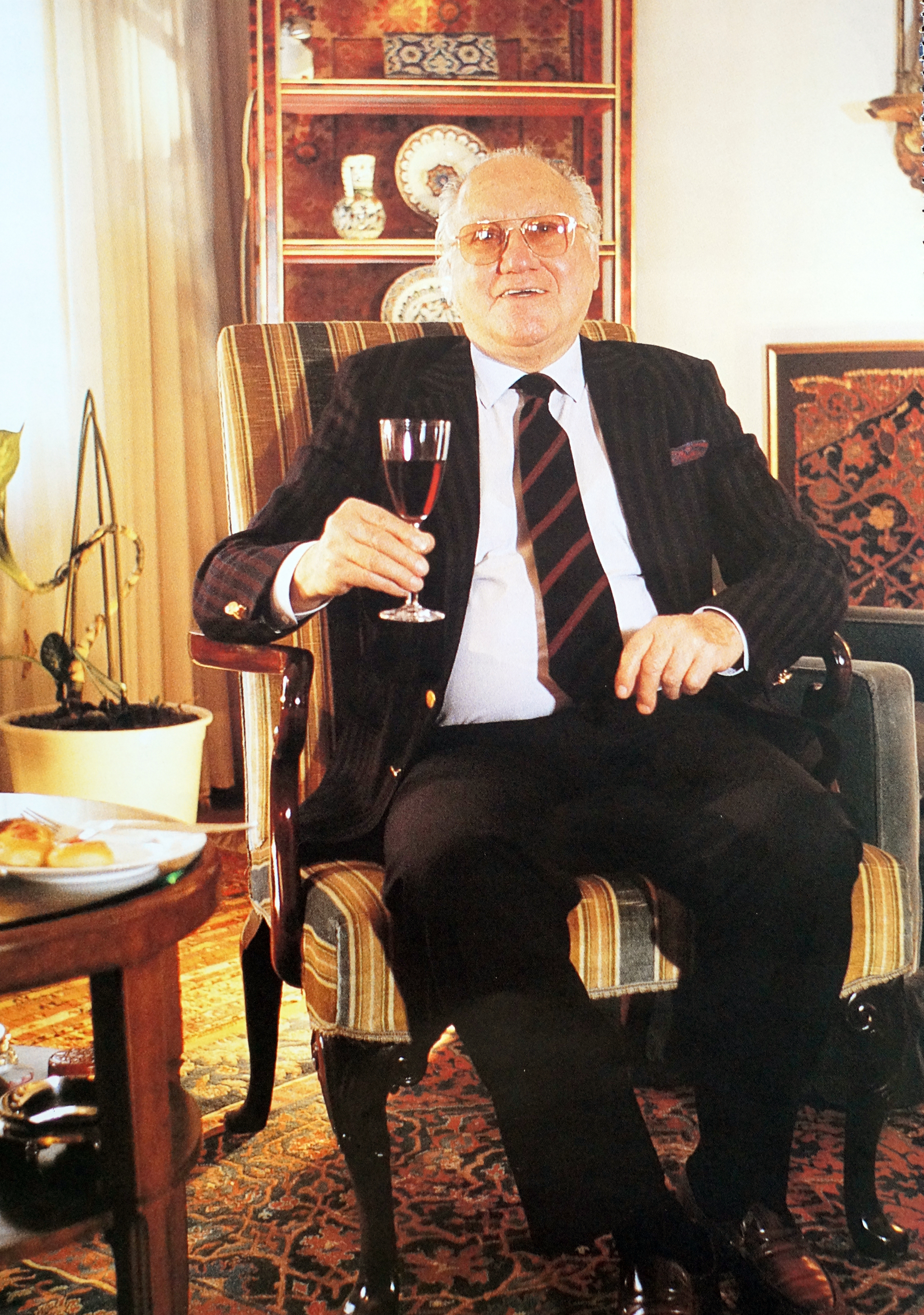 Uzun yıllar Büyükelçilik yapan emekli diplomat Şefik Fenmen, Türkiye'nin en sofistike şarap koleksiyoneriydi.