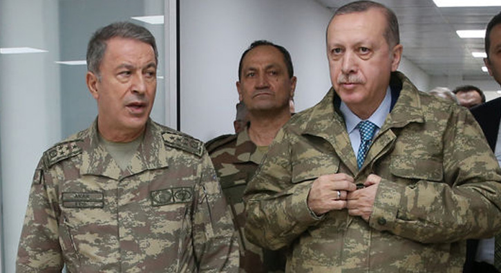 Erdoğan ve Hulusi Akar. Arkada, Erdoğan'ın Malatya'da, CHP'nin cumhurbaşkanı adayı Muharrem İnce'yi eleştirdiği konuşmayı alkışlayarak tartışmalara neden olan 2. Ordu Komutanı Korgeneral İsmail Metin Temel