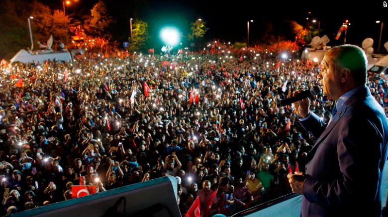 Erdoğan, sabaha karşı İstanbul'dan Ankara'ya geçerek AK Parti Genel Merkezi'nde 'balkon konuşması' yaptı
