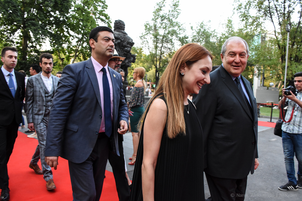 Cumhurbaşkanı, Armen Sarkisyan, Kültür Bakanı Lilit Magunts ile şakalaşarak kırmızı halıda...