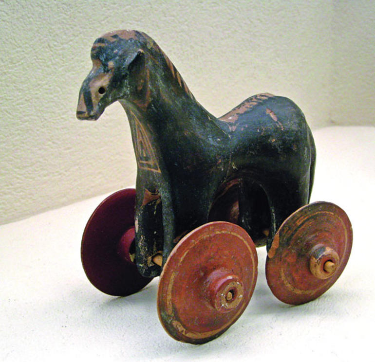 Kerameikos mezarlığında tekerlekli oyuncak at