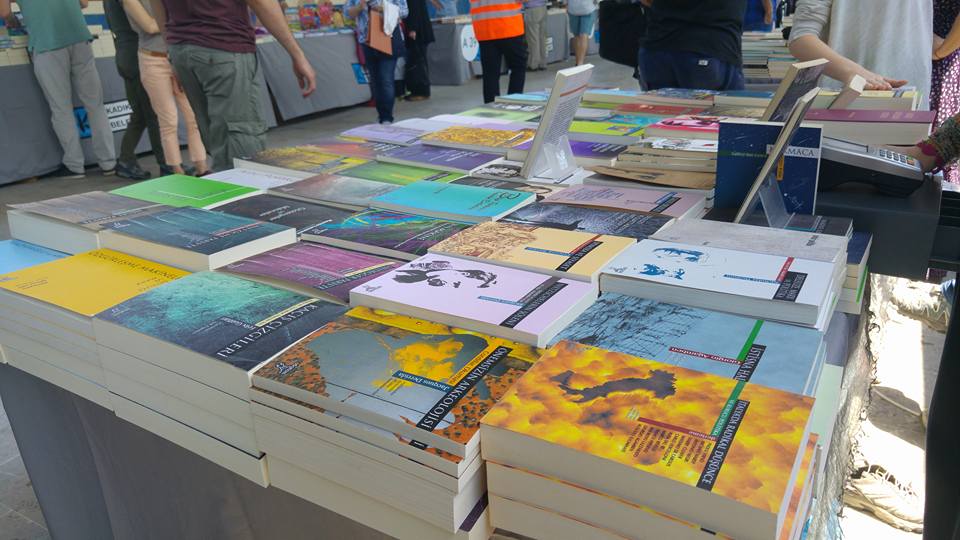 Haydarpaşa Gar'ında gerçekleşen Kadıköy Kitap Günleri'nden Otonom Yayıncılık standı