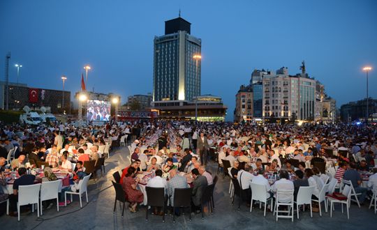 Ara Güler'in Gezi protestoları sonrasında Taksim'de AKP iftarını fotoğraflaması eleştirilmişti