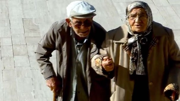 Anıtkabir'i ziyaret eden yaşlı bir çift.