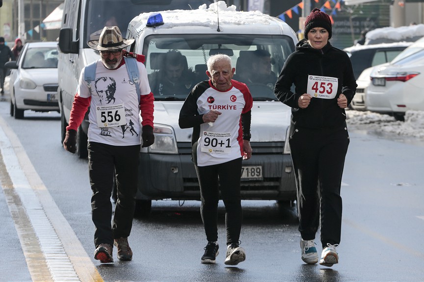 Erdoğan Dulda, (ortada) 91 yaşında hayatını kaybetti