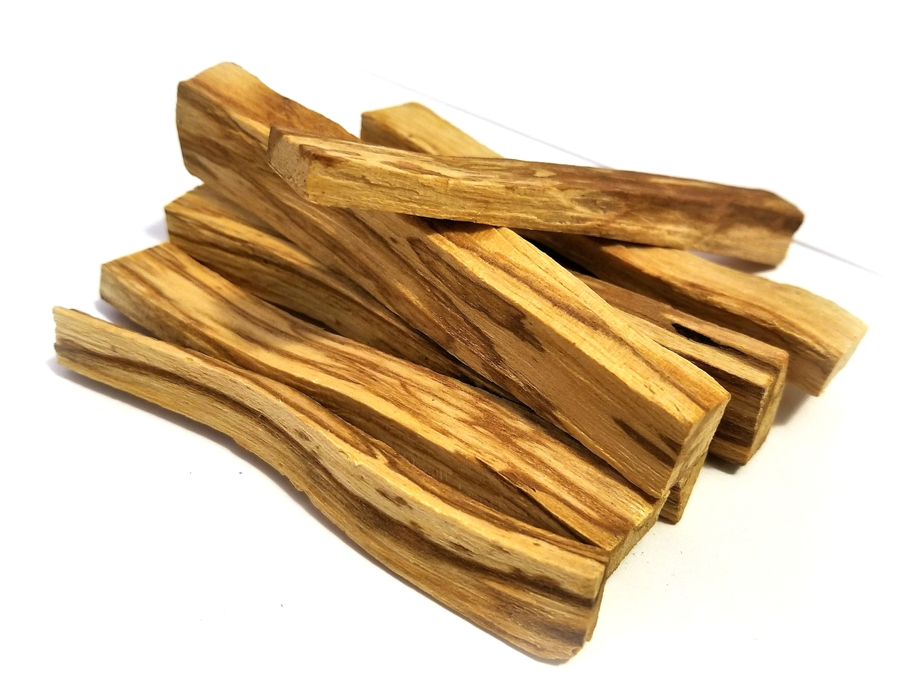 Amerika'ya ilk gidenlerin kullanımına şahit olduğu palo santo ağacı parçacıkları, bugün hala beğeni ile kullanılan ve rağbet gören doğal tütsüler arasında.