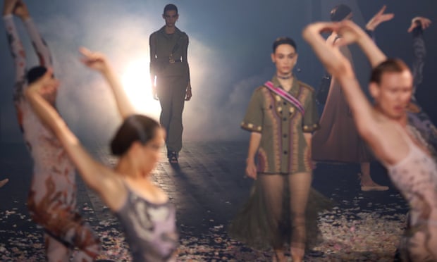 Christian Dior SS2019 koleksiyonunda dansçılar modellerle birlikte podyumda