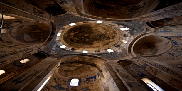 Akhtamar Adfası’ndaki Surp Khaç Kilisesi’nin iç ten görünümü / Foto: Luys Arşiv / Tevfik Başer’e teşekkürler