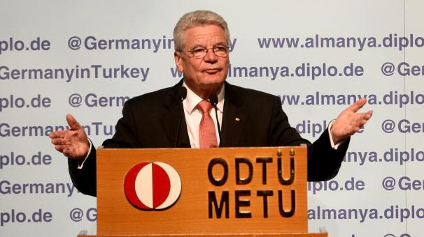 Almanya Cumhurbaşkanı Joachim Gauck 28 Nisan 2004'te ODTÜ'de yaptığı konuşmada, 'insanların hayat tarzları ile fikir ve basın  özgürlüğüne müdahalelerin kendisini korkuttuğunu' vurgulamıştı