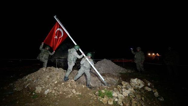 Türkiye, Suriye'deki toprağı üzerinde bulunan Süleyman Şah Türbesi'ni, IŞİD kuşatması nedeniyle cumartesi gecesi boşaltarak buradaki emanetleri sınıra yakın Eşme köyüne taşıdı
