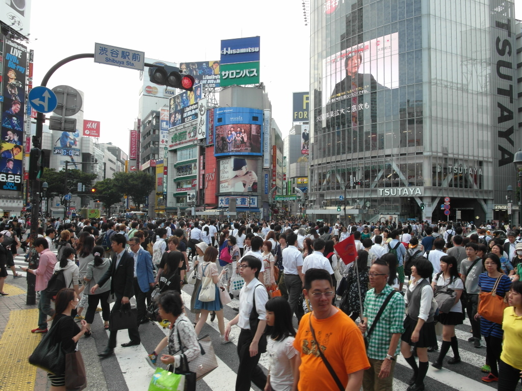 Tokyo'nun dünyaca ünlü kavşağı Shibuya, günün her saatinde 6 köşeden karşıdan karşıya geçen insanlarla ilginç bir görüntü oluşturuyor.