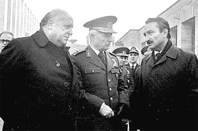Demirel ve Ecevit, 12 Eylül 1980'de darbe yaparak parlamentoyu kapatıp kendilerini hapseden Genelkurmay Başkanı Kenan Evren ile birlikte