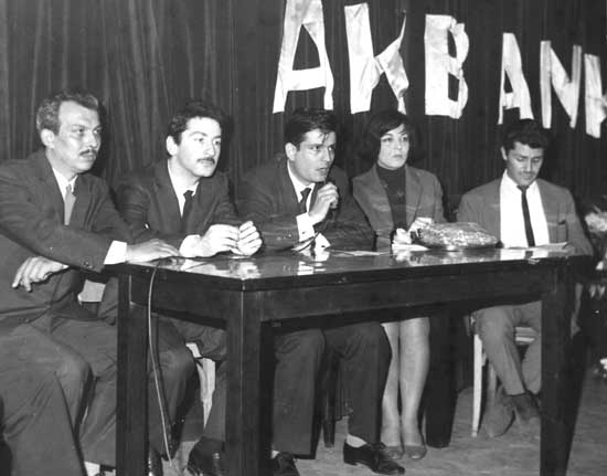 Çetin Altan ve İlhan Selçuk, 1960 yılında 'Karanlıkta Uyananlar' filmi için düzenlenen açık oturumda Doğan Özgüden, Ayperi Akalan ve Beklan Algan ile birlikte. (Fotoğraf: www.info-turk.be)