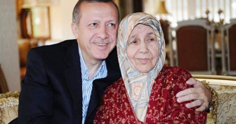 Cumhurbaşkanı Tayyip Erdoğan, sevgisi ve saygısını her vesileyle dile getirdiği annesi Tenzile Hanım'ı 88 yaşındayken 7 Ekim 2011'de kaybetti