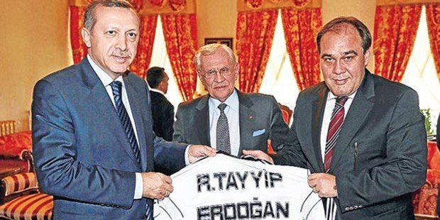 Milliyet ve Vatan gazetelerinin sahibi Erdoğan Demiören, 'İmralı zabıtları' haberi için telefonda 'Üzdüm mü seni patron' diye hitap ederek randevu istediği Erdoğan'dan 'Rezillik, namussuzluk, ahlaksızlık' yanıtı alınca ağlamıştı