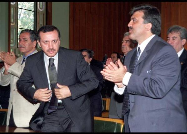 Başbakanlık ve Cumhurbaşkanlığı'nda halef-selef olan Gül ile Erdoğan, kurulduktan yaklaşık 1,5 yıl sonra katıldığı ilk seçimde iktidara gelen AKP'nin TBMM'deki ilk grup toplantısında