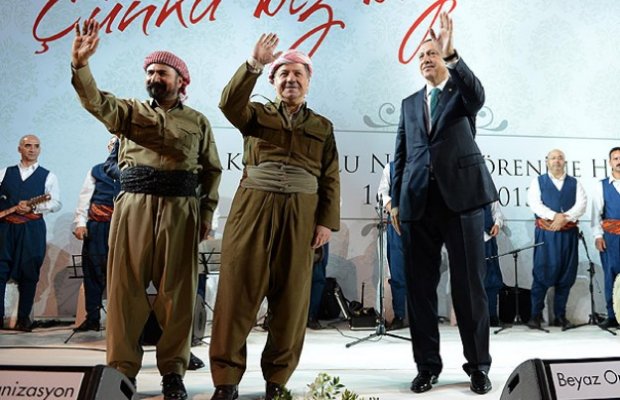 Cumhurbaşkanı Erdoğan, bir yıl önce, 17 Kasım 2013'te Diyarbakır'da buluşan Mesud Barzani ve Şivan Perwer ile birlikte sahneye çıkmıştı