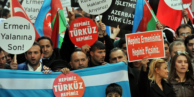26 Şubat 2012'de Taksim'de yapılan Hocalı katliamını anma mitingi, Ermeni karşıtı gösteriye dönüştü.Mitingde “Hepimiz Türküz”, “Hepiniz Ermenisiniz, hepiniz piçsiniz” gibi pankartlar taşındı 
