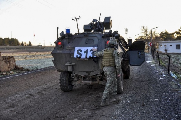 Kobane'ye giren TSK'ya ait konvoyda bulunan zırhlı araçların üzerinde kocaman yazılmış bir 'Ş'tankların üzerinde bir 'P' kodu kullanılmıştı. Herhalde bu kodlama da konvoyun sayımını kolaylaştırmıştır