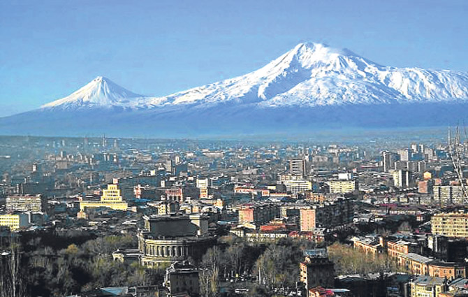 Erivan'dan Ağrı Dağı. Karlı zirvesiyle ne kadar soylu, ne kadar zarif