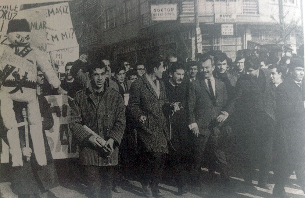 1960’lar, Ankara’da bir gösteride ortada  İlhan Selçuk ve Çetin Altan sağ başta Mustafa Ekmekçi