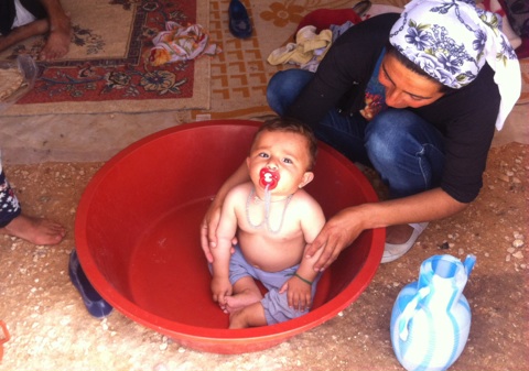 Suruç'taki Kobane çadır kentinde 2 yaşındaki Ömer için banyo vakti...