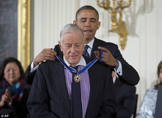 2013’te ABD Başkanı Barack Obama’dan ‘Özgürlük Madalyası’ alırken