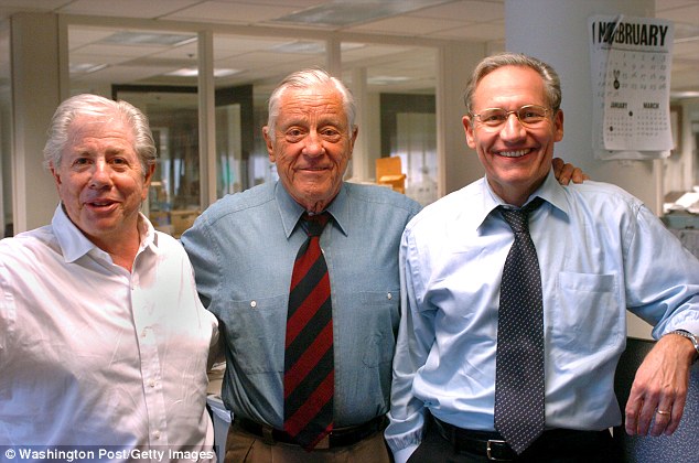 Watergate skandalında çalıştığı muhabirler Carl Bernstein ve Bob Woodward (sağda) ile birlikte