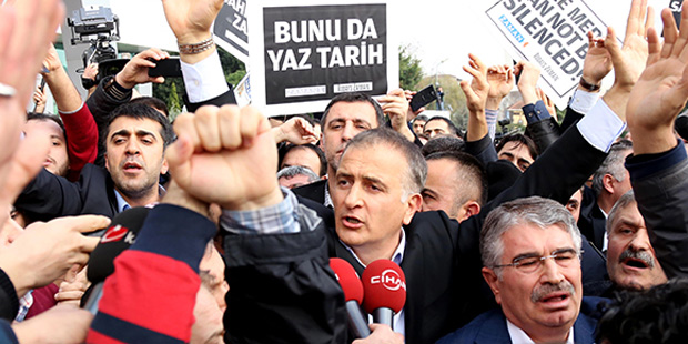 Zaman Gazetesi Genel Yayın Yönetmeni Ekrem Dumanlı ve Samanyolu Grubu Başkanı Hidayet Karaca 14 Aralık operasyonunda gözaltına alındı