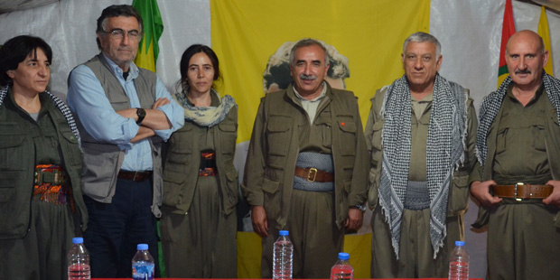 Kandil, Mayıs 2013: Hasan Cemal, KCK yöneticileri Sozdar Avesta, Ronahi Serhat, Murat Karayılan, Cemil Bayık ve Sabri Ok'la birlikte (soldan sağa).