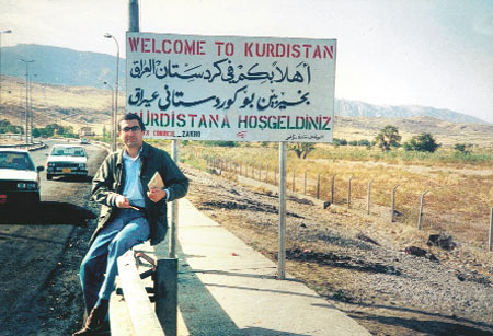 Güneşli bir bahar sabahı Habur'dan  Kuzey Irak’a girdik. İngilizce ve Türkçe yazılı 'Kürdistan’a hoşgeldiniz!' tabelasının önünden geçip Zaho yoluna saptık