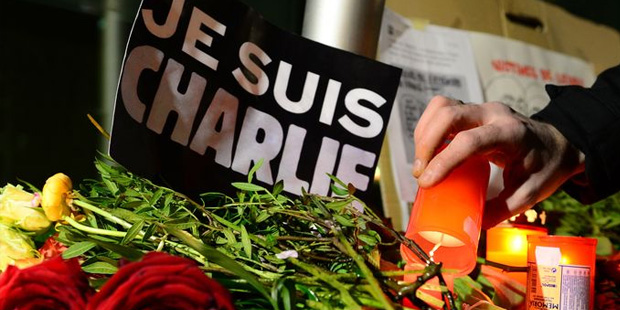 Parisliler, Charlie Hebdo saldırısını protesto etmek için Cumhuriyet Meydanı'nda toplandılar.