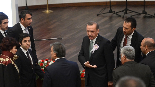 Erdoğan, TBB Başkanı Feyzioplu'nun konuşmasına 'Edepsizlik yapma' diyerek tepki gösterip, dönemin Cumhurbaşkanı Gül'ü de dışarı davet ederek geçen yılki Adli Yıl açılış törenini terk etmişti