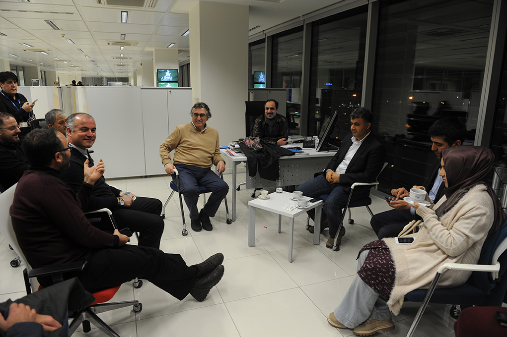 T24 yazarı ve Bağımsız Gazetecilik Platformu Başkanı Hasan Cemal, 14 Aralık operasyonu akşamı Zaman gazetesine desterk ziyaret yaptı, editör ve muhabirlerle sohbet etti