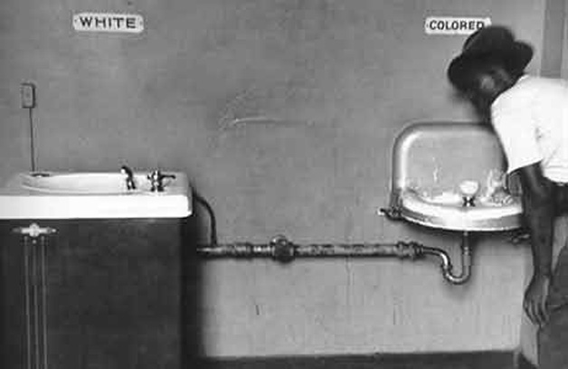 Güney eyaletlerinde, on yıllarca süren Jim Crow dönemi boyunca siyahlar ve beyazların kullandıkları lavabolar bile farklıydı.