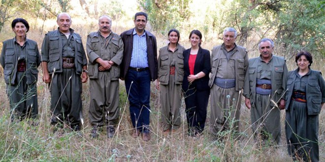 Öcalan'ın devlet yetkilileri paylaştığı yol haritası HDP heyeti aracılığıyla Kandil'e de ulaştırıldı. HDP Grup başkanvekilleri Pervin Buldan ve İdris Baluken Kandil'de...