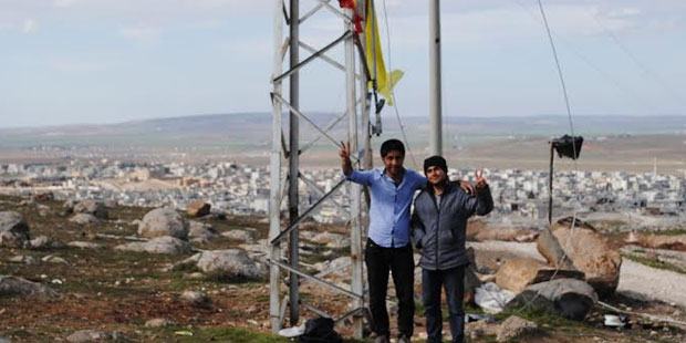 Perwer ve Mustafa, Kobanê'ye gelen gazetecilere yardım ediyor