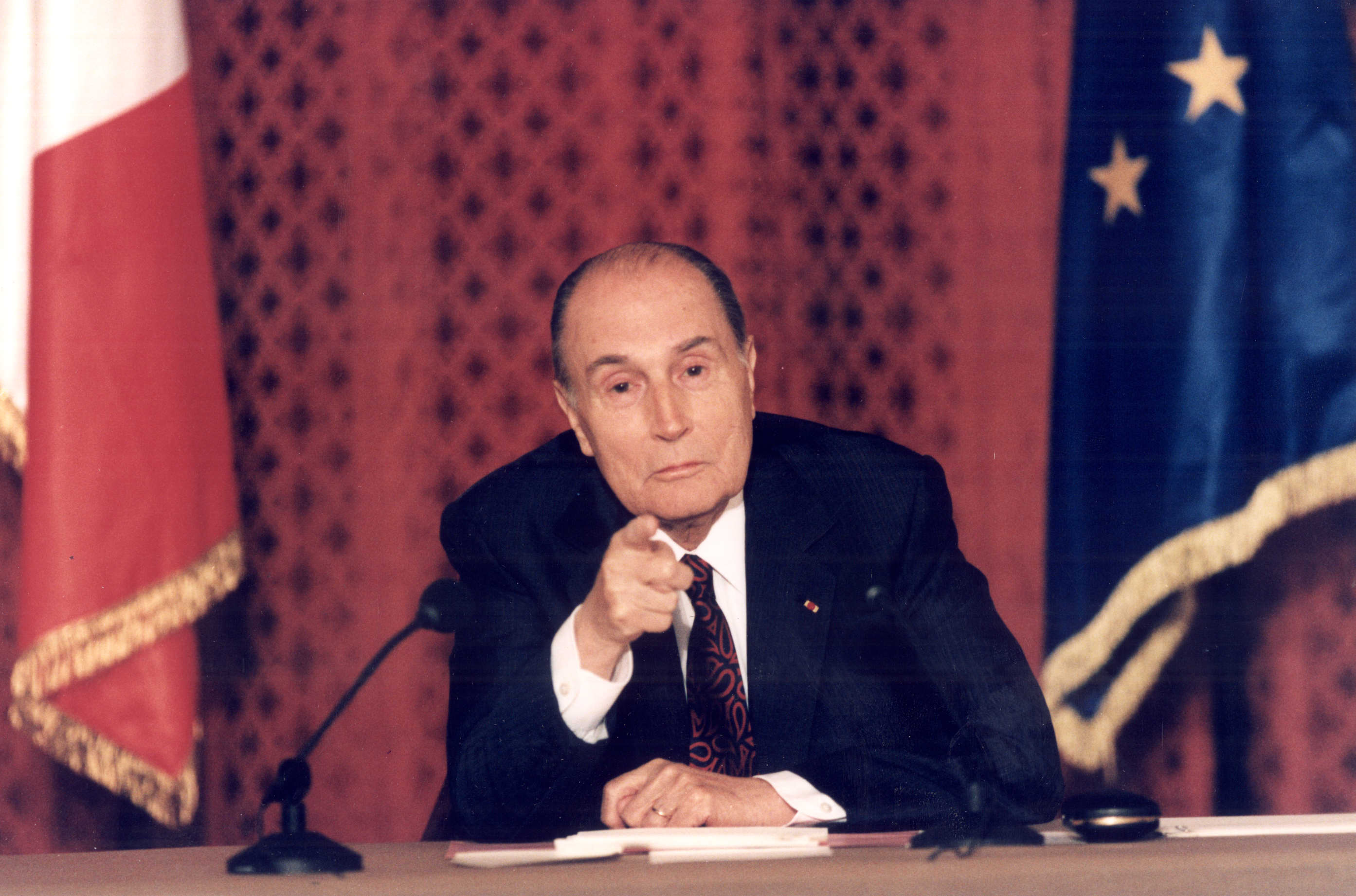 Fransa’da Cumhurbaşkanı Mitterrand 1980’lerin başında, ‘Dün merkeziyetçiliğe borçlu olduğumuz birliğimizi eğer bugün sürdürmek istiyorsak, ademimerkeziyetten başka çaremiz yok’ demişti.