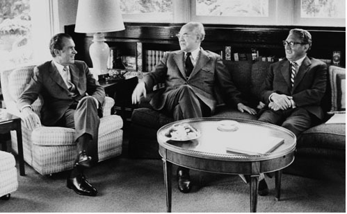 Sovyetler'in Washington Büyükelçisi Dobrynin, Nixon ve Kissinger ile birlikte