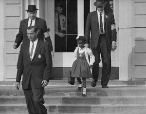 Ruby Bridges adlı 6 yaşındaki siyahi kız çocuğu, New Orleans’ta sadece beyazların gidebildiği William Frantz İlkokulu’na mahkeme kararıyla kayıt yaptırabildi. Ancak 14 Kasım 1960 günü başladığı okula FBI korumaları eşliğinde gelip gidebiliyordu.