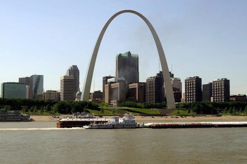 Mississippi Nehri havzasının en büyük şehri olan St Louis, T.S. Eliot’tan, Joseph Pulitzer’e, Mark Twain’den Miles Davis’e kadar yetiştirdiği isimlerle Amerikan kültürünün önemli kaynaklarından biri oldu.